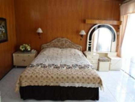 Hotel Safari Jember Bilik gambar